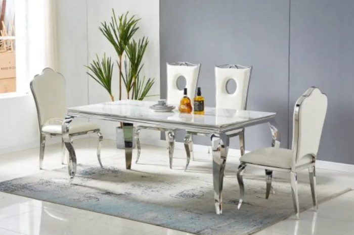 Table de séjour en couleur marbre blanc et piètement argenté Judith Ferucci